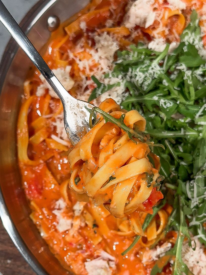 Tagliatelle mit Tomatensauce und Hähnchenfleisch