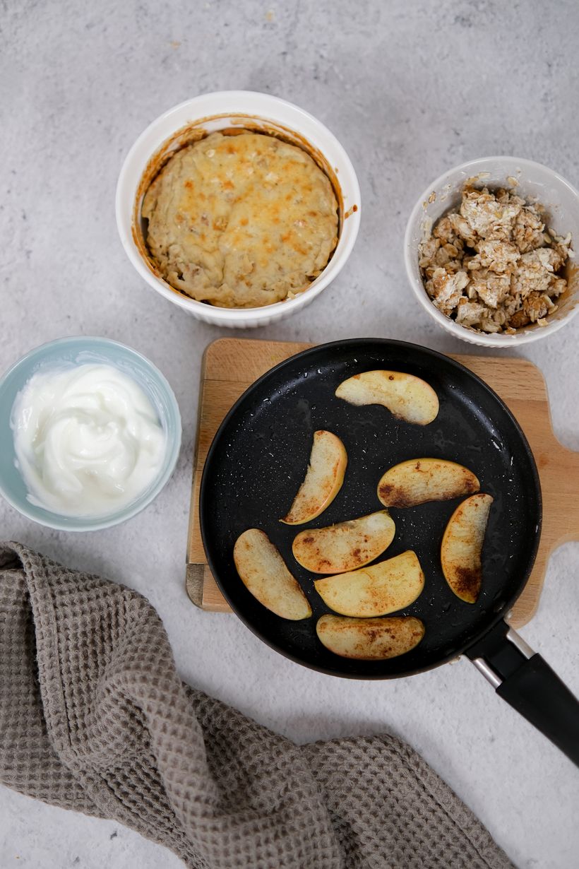 Proteinový mug cake s jablkem