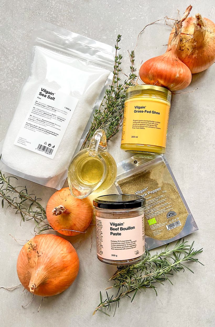 Französische cremige Zwiebelsuppe mit überbackenem Baguette