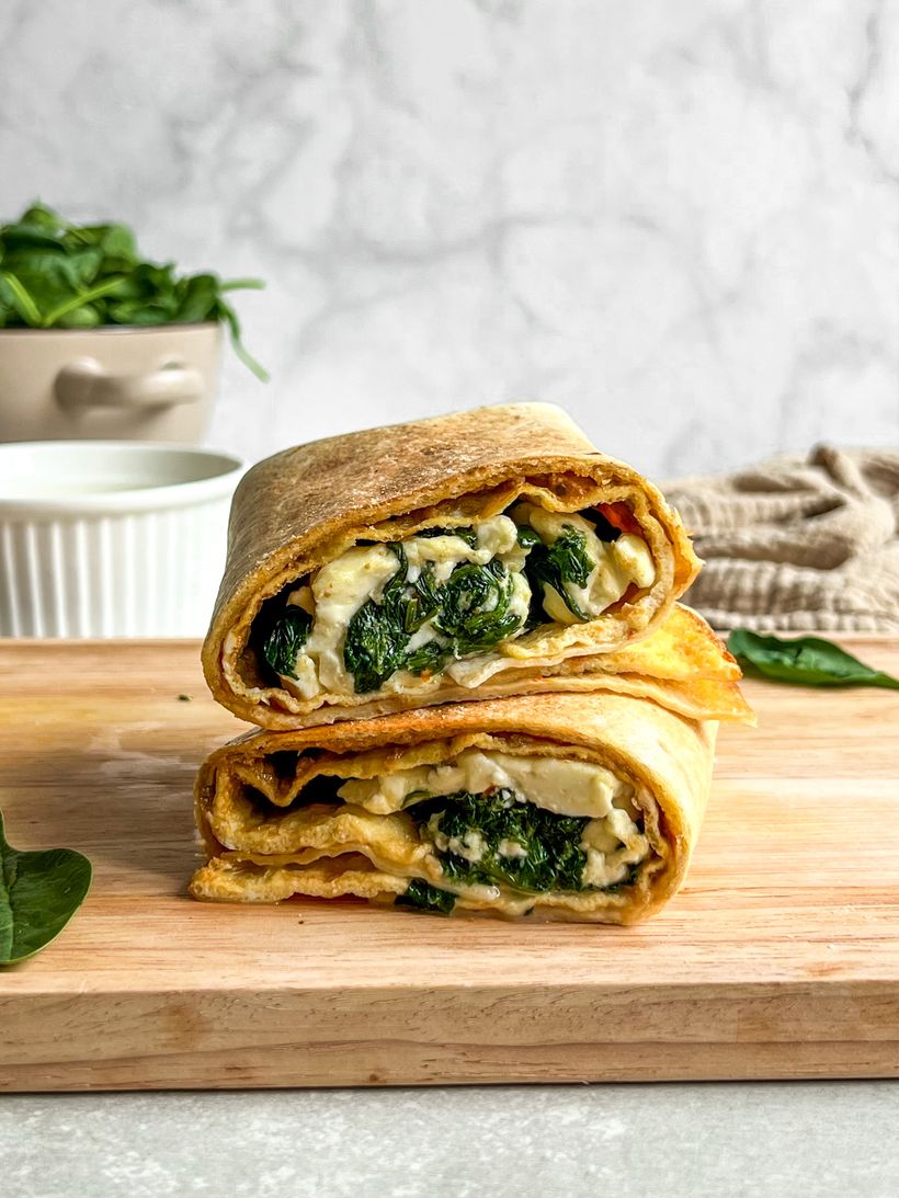 Burrito vegetarian cu ou, feta și spanac