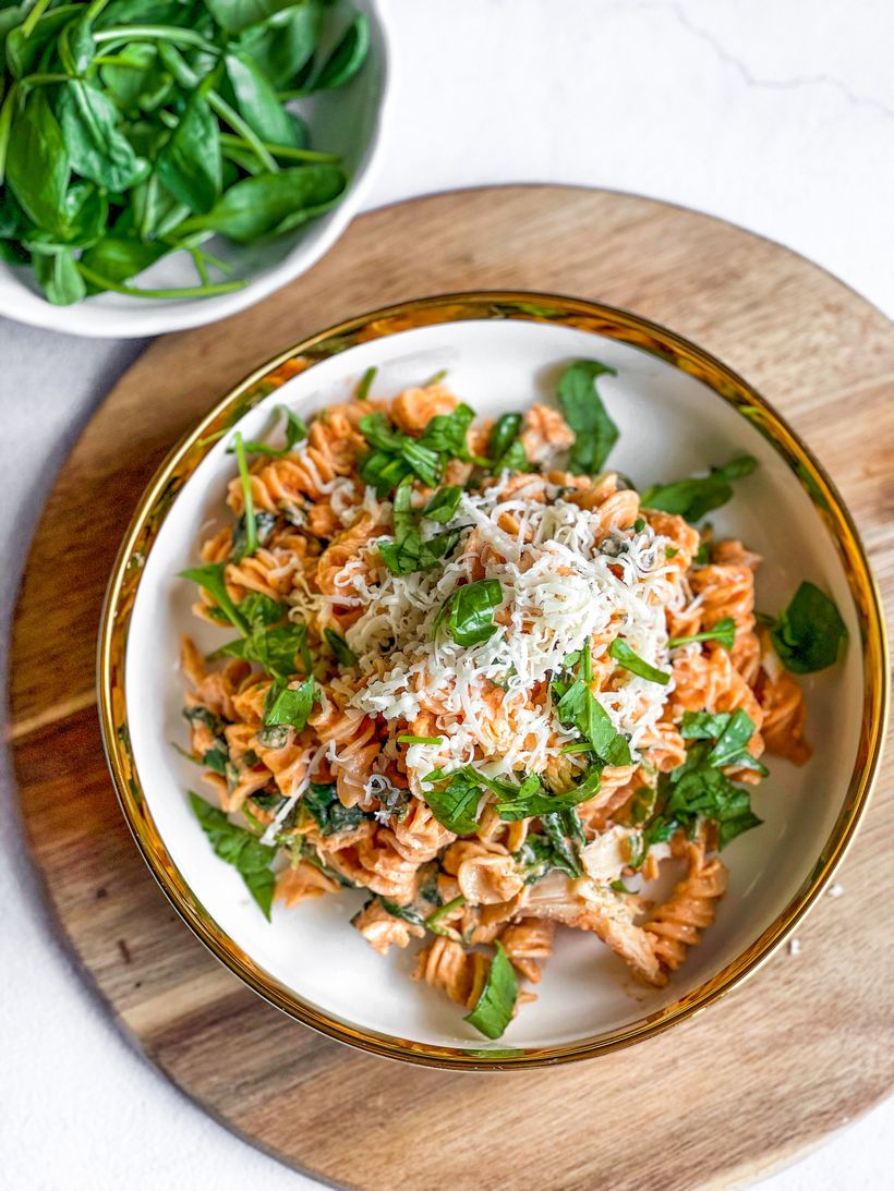 Cizrnové těstoviny s kuřecím a rajčatovou omáčkou