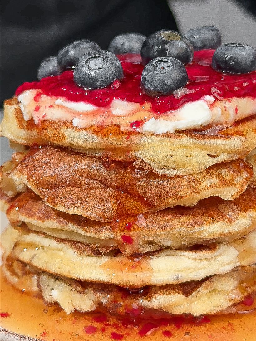 Cottage-Pfannkuchen mit Quark und Marmelade