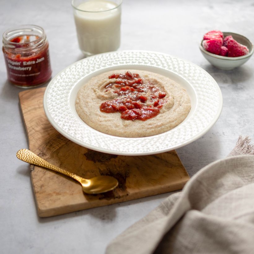 Krémová krupicová kaša s vanilkou a jahodovým džemom