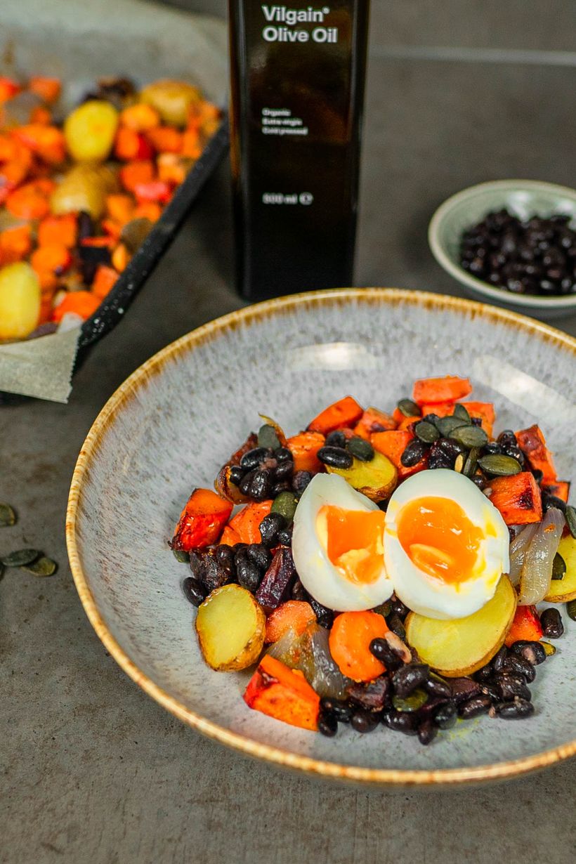 Ľahký šalát s fazuľou, vajcom a pečenou zeleninou