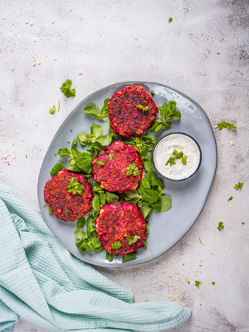 Chiftele din sfeclă roșie cu brânză balcanică