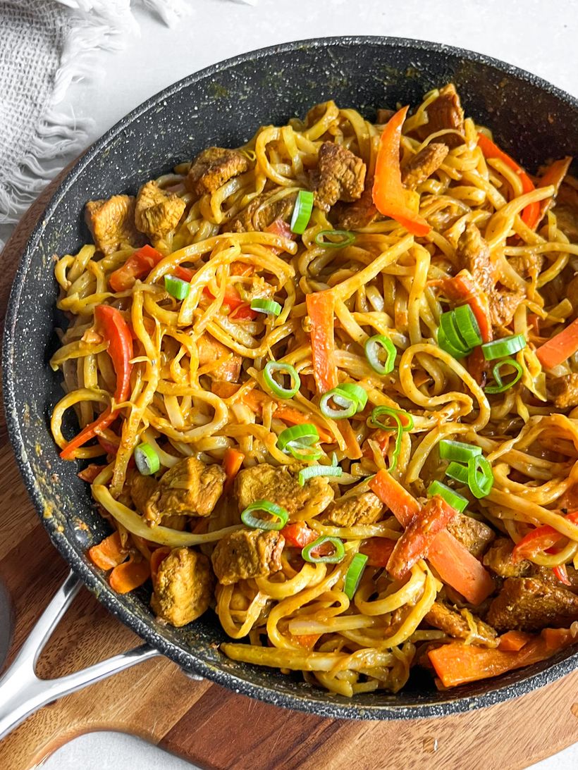 Udon nudle s kuřecím masem a zeleninou