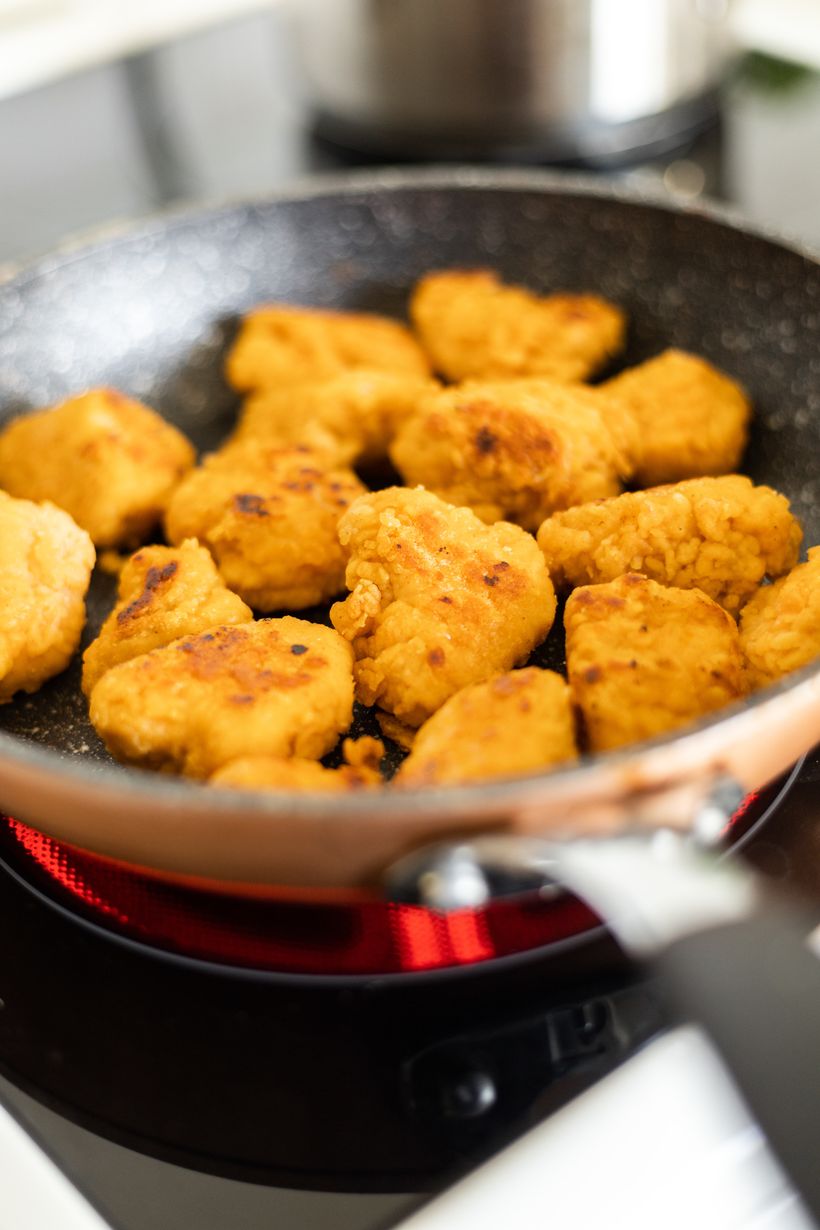 Chicken Nuggets mit Cornflakes in der Pfanne