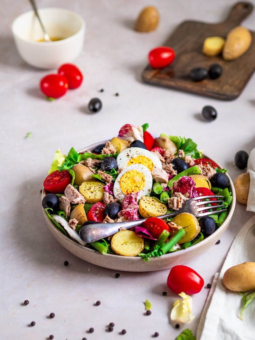 Salát Nicoise. s tuňákem