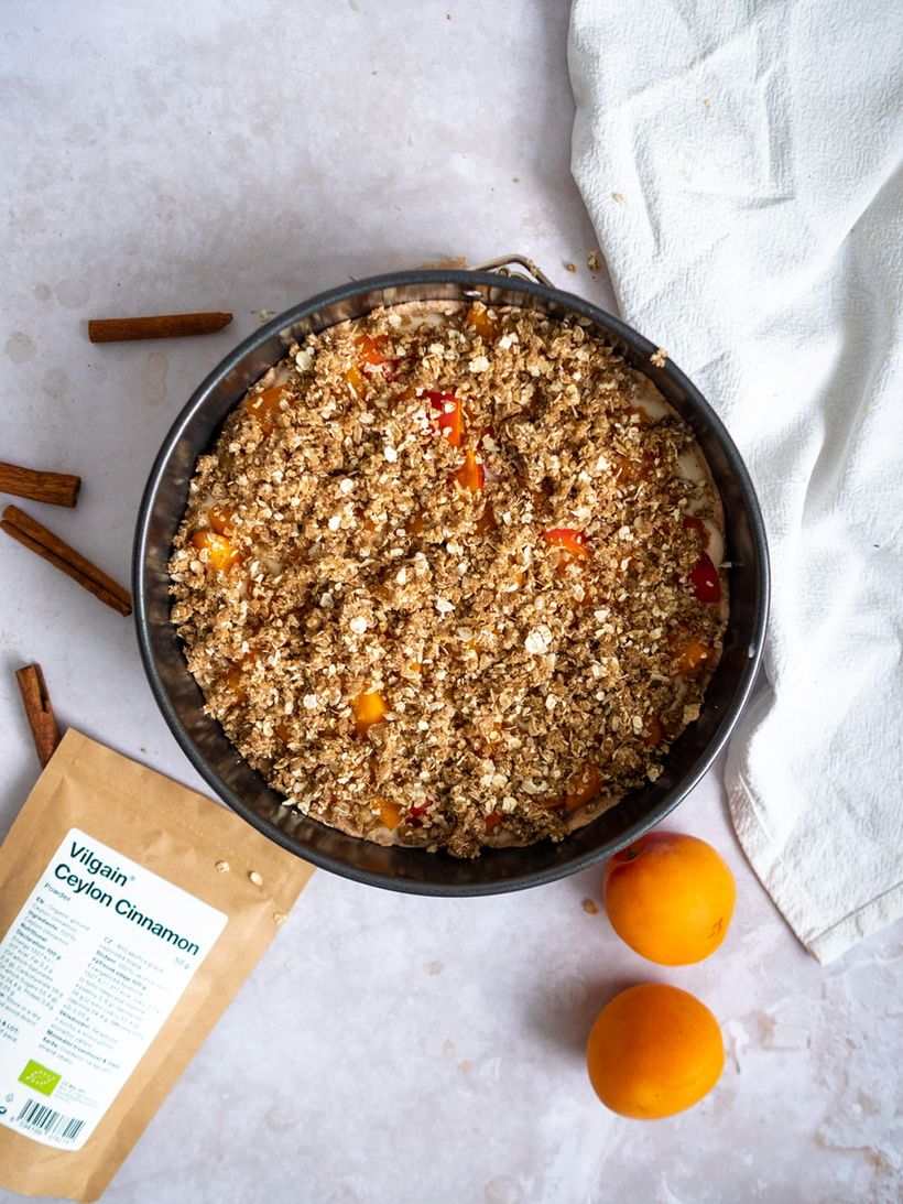 Tvarohový koláč s meruňkami a skořicovou drobenkou