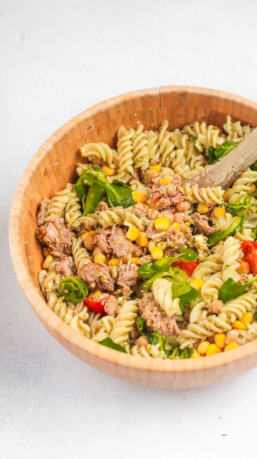 Cestovinový šalát s morčacím mäsom a syrom feta