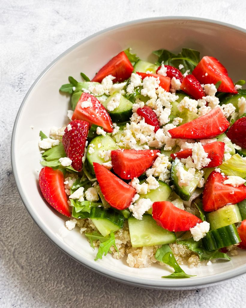 Quinoa šalát s jahodami a syrom feta