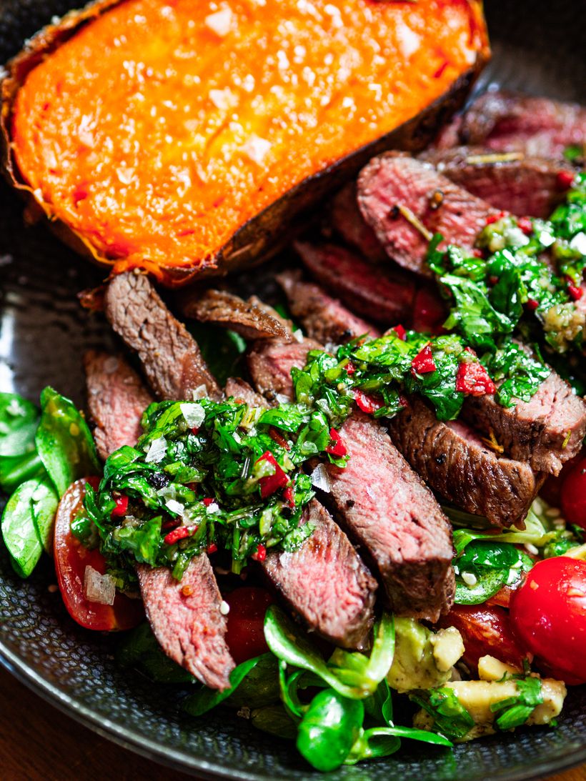 Steak s chimichurri omáčkou a pečenými batáty