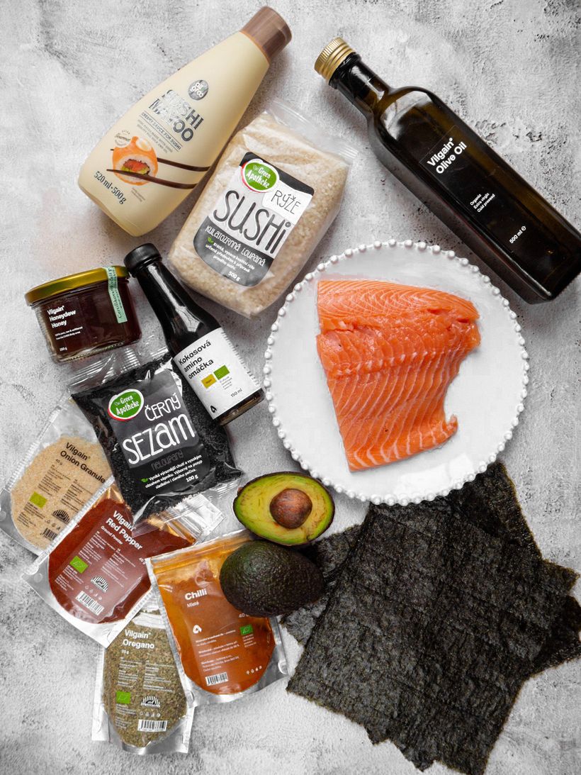 Domácí sushi muffiny s lososem a avokádem