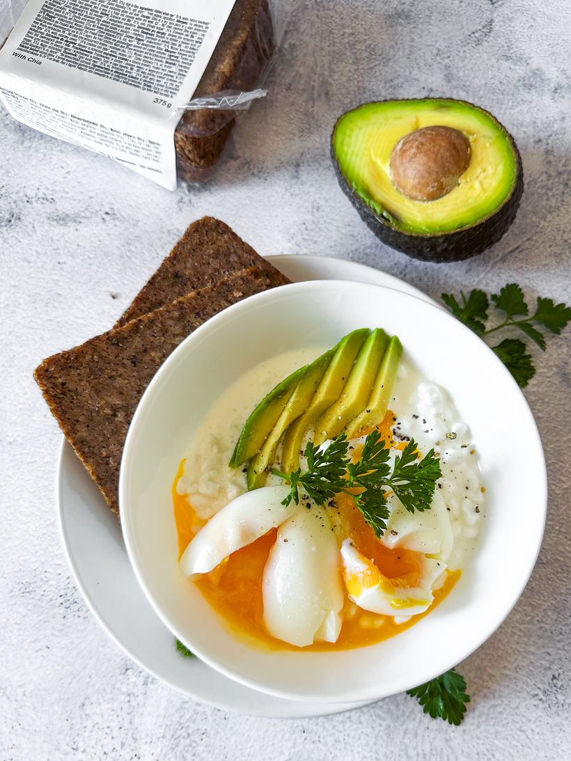 Raňajková miska s cottage syrom, avokádom a vajcom