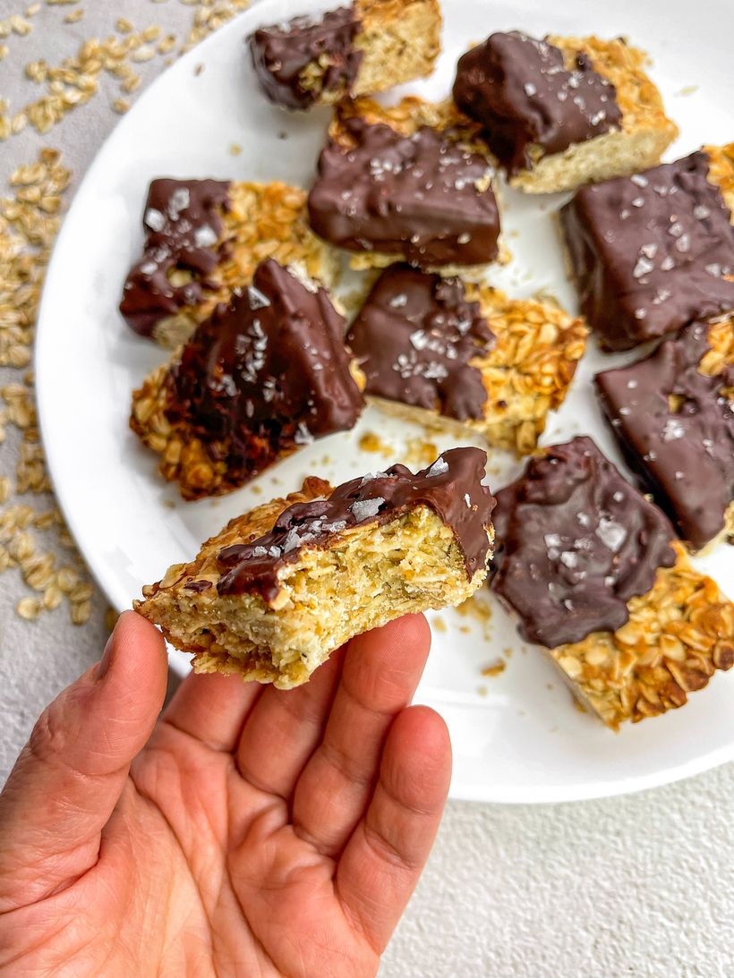 Ovsené tyčinky s čokoládou a vločkami soli