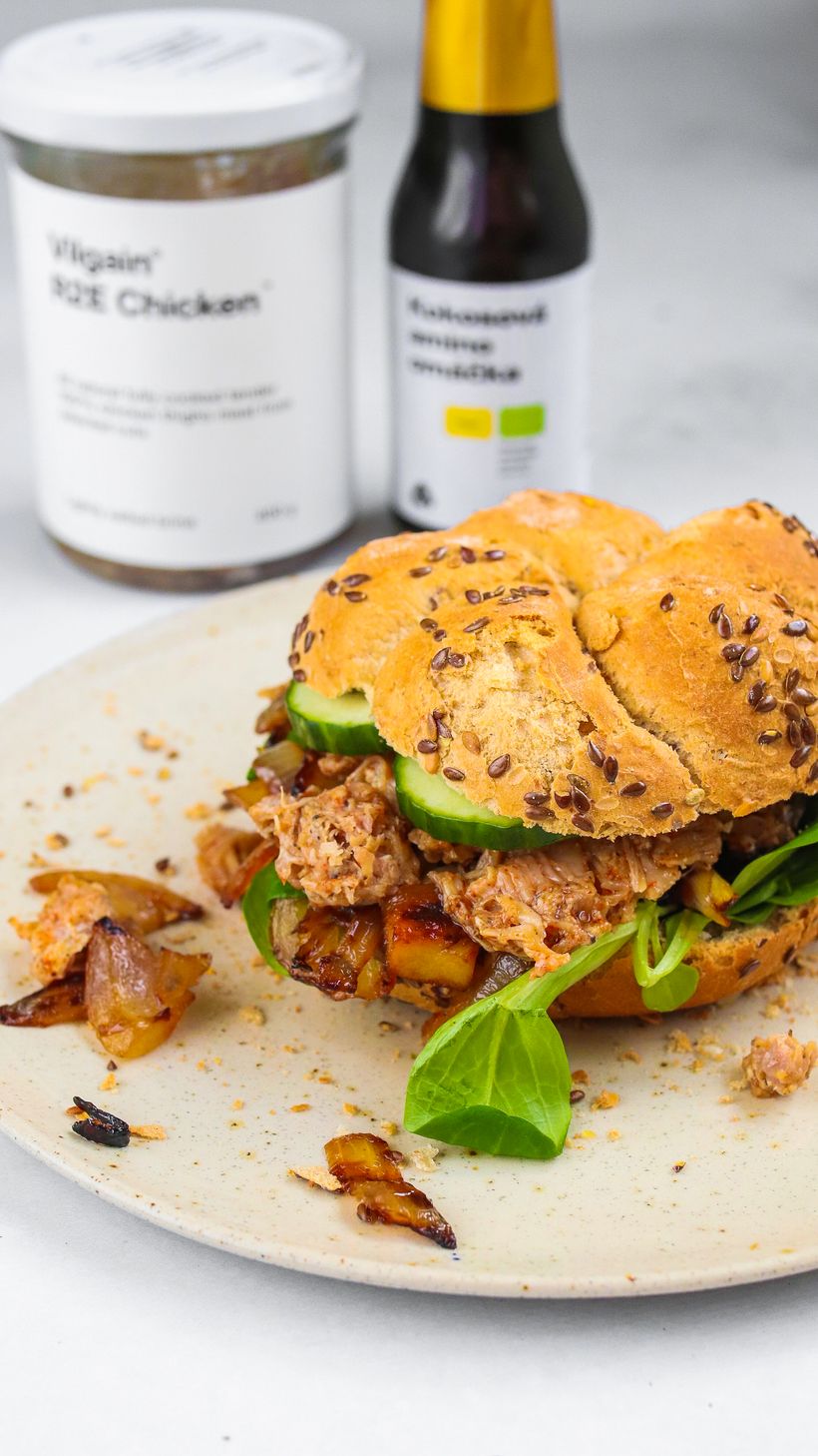 Zdravý kuřecí burger s opečenou cibulkou