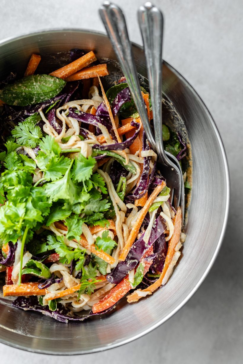 Nudlový salát se zeleninou a arašídovou zálivkou