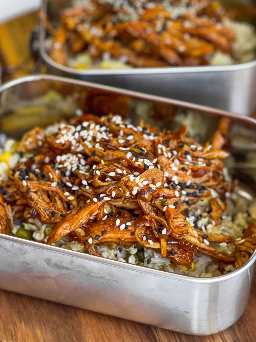 Trhané kuracie mäso s ryžou a pad thai omáčkou