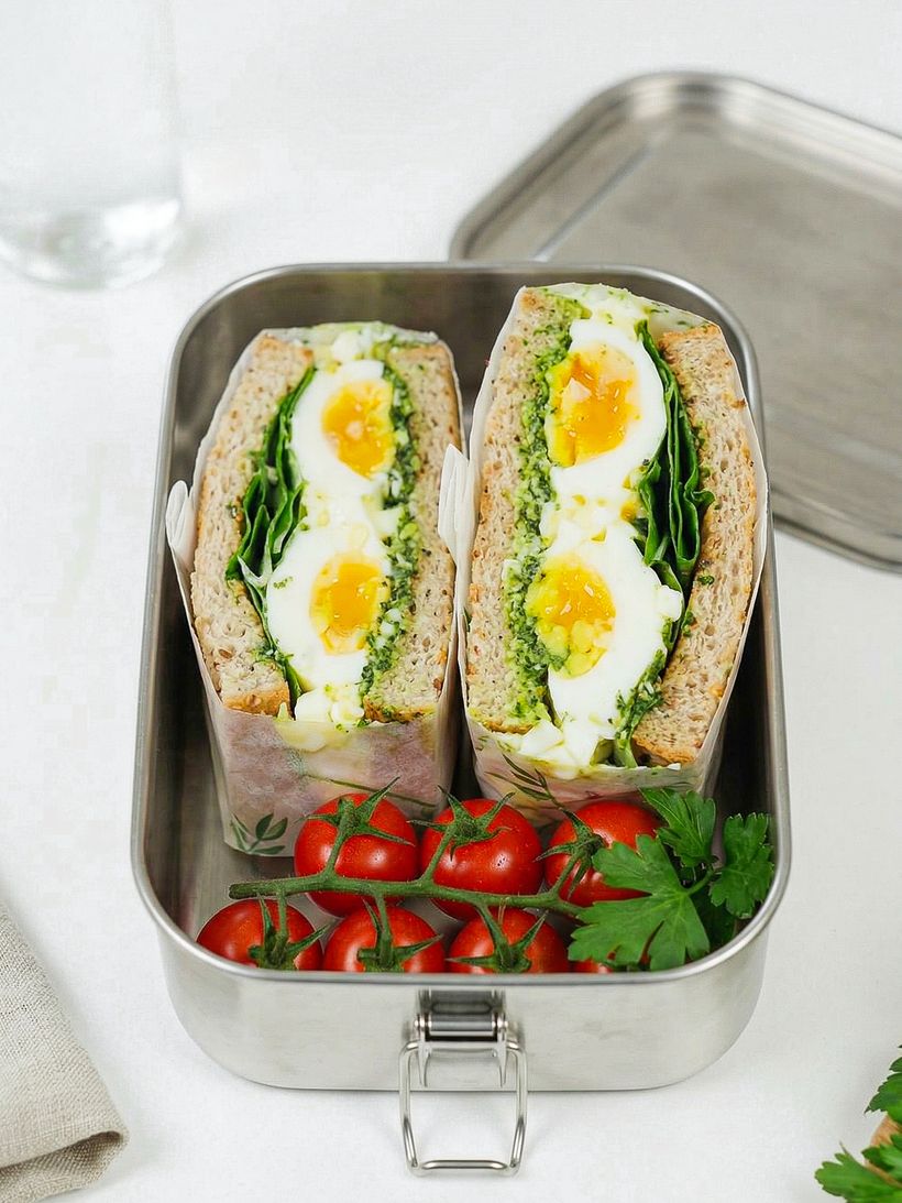 Sandwich mit Eiaufstrich und Bärlauchpesto