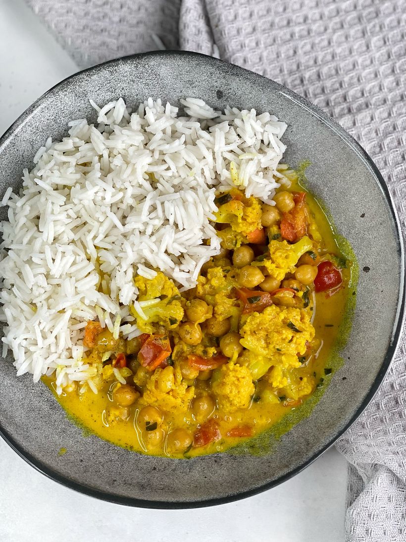 Květákové kari s cizrnou a kokosovým mlékem