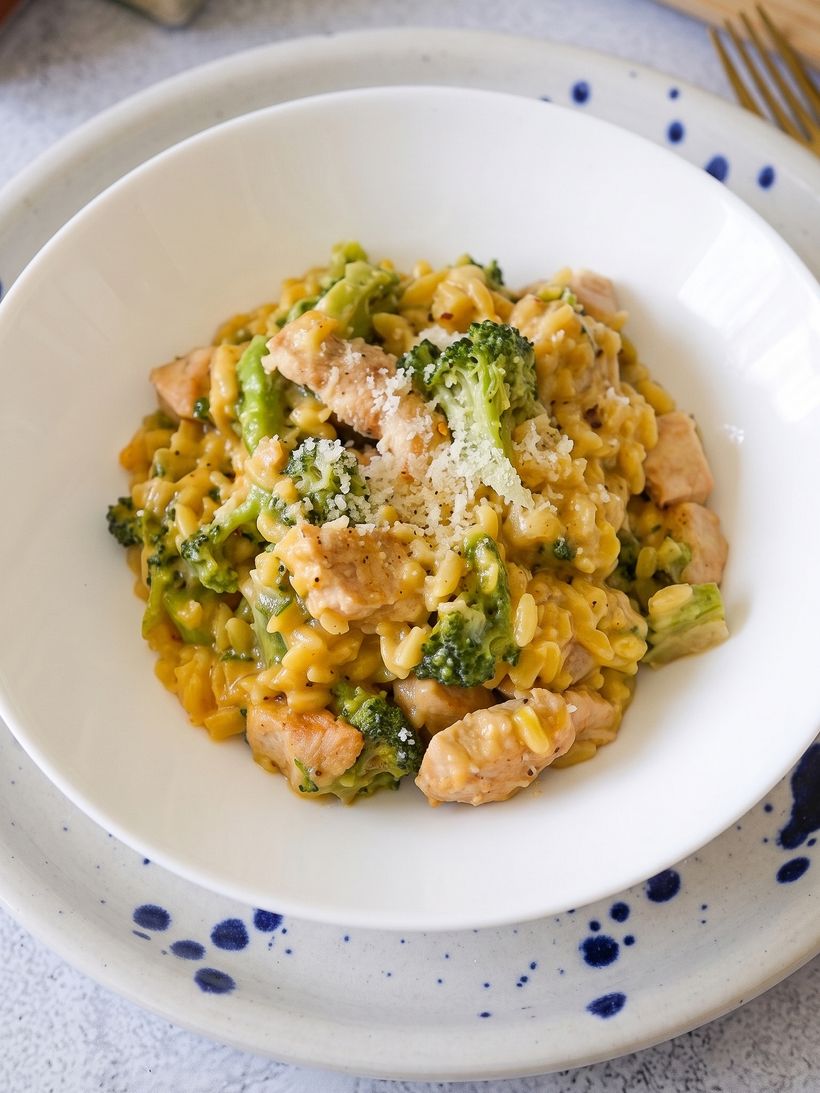 Orzo s kuracím mäsom a brokolicou