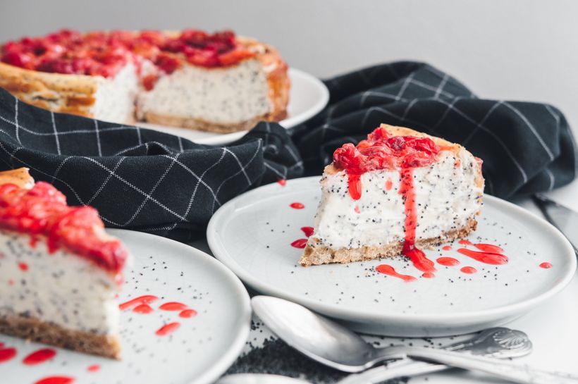 Makový cheesecake s ovocnou polevou