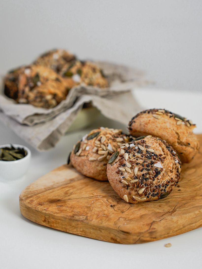 Hausgemachte Hefebrötchen mit Körnern