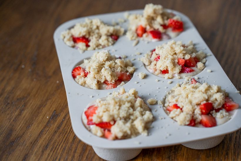 Jahodové muffiny z podmáslí s drobenkou