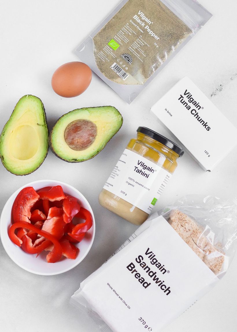 Tuňákový sandwich s vejcem, tahini a avokádem