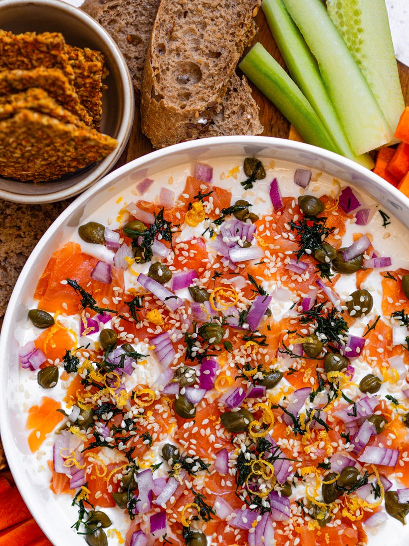 Servierplatte mit Räucherlachs und Crackern