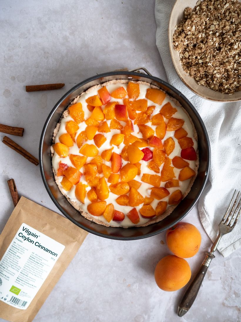 Tvarohový koláč s meruňkami a skořicovou drobenkou