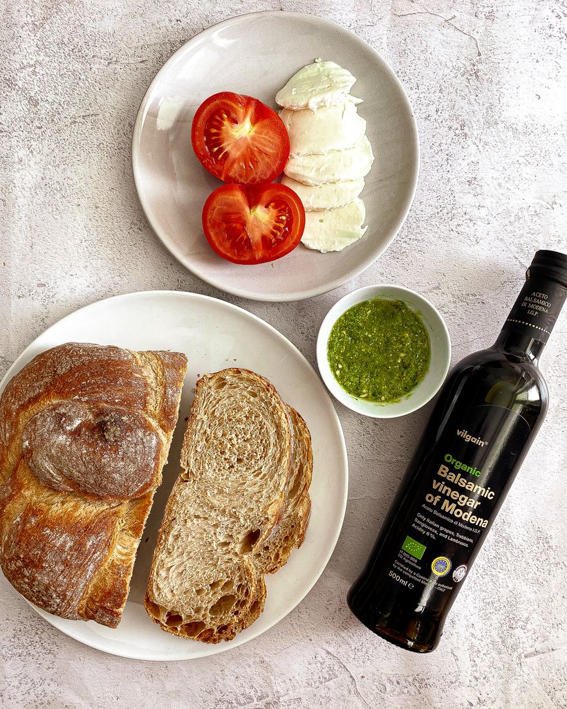 Caprese sandwich s bazalkovým pestem