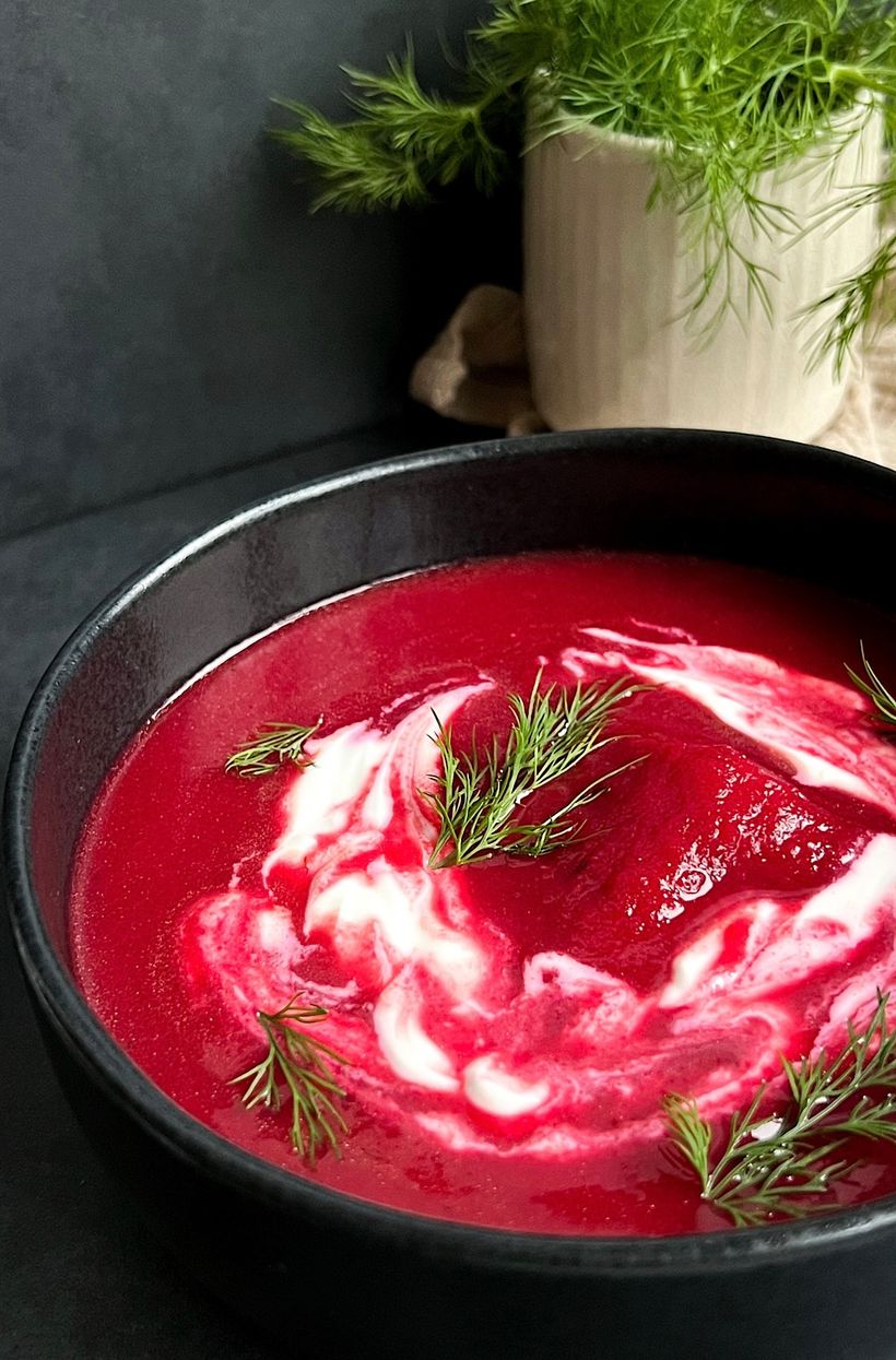 Vegetariánský boršč se zakysanou smetanou