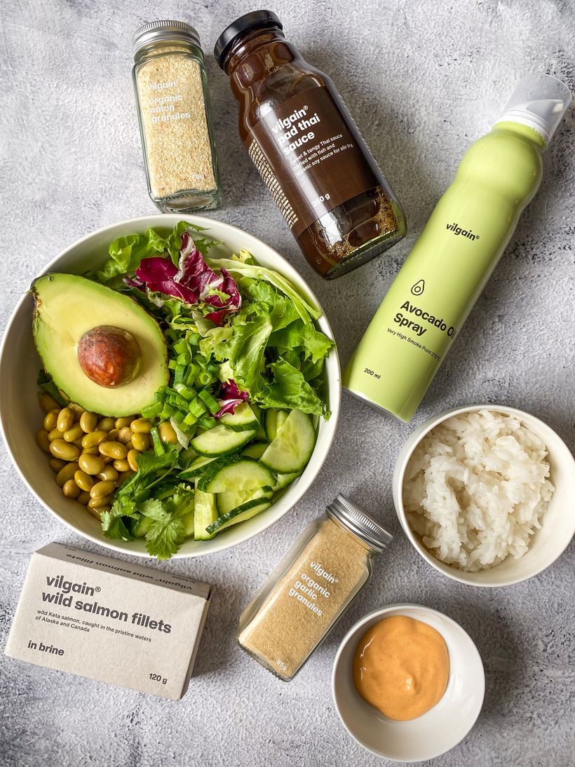 Salat mit Wildlachs und knusprigem Reis