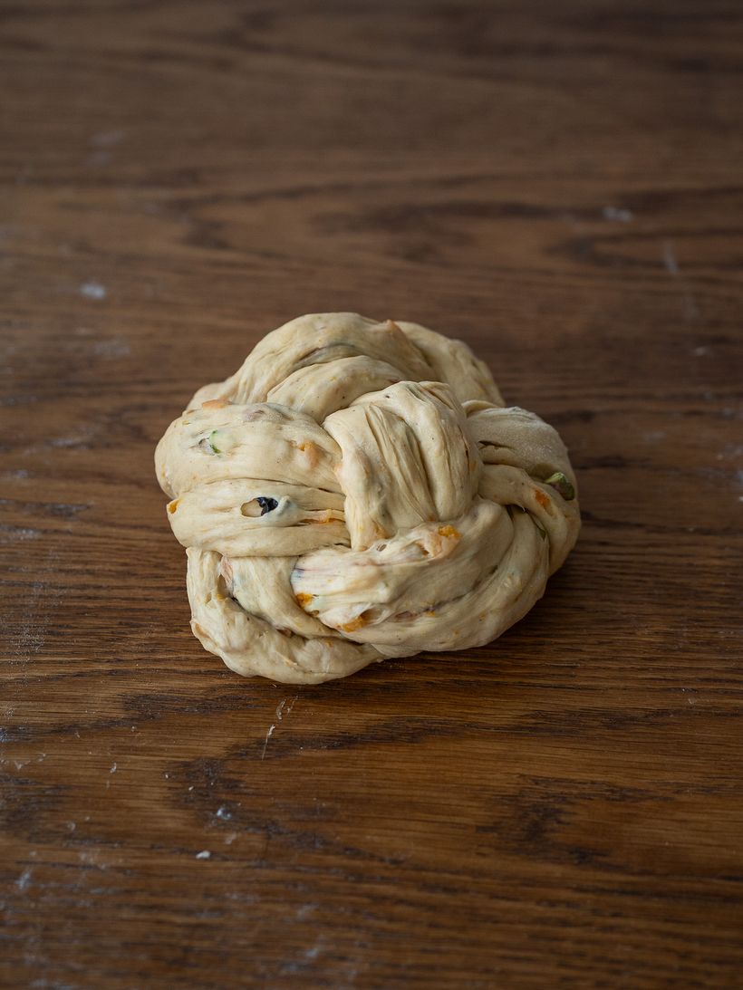 Osterbrot mit Aprikosen und Pistazien