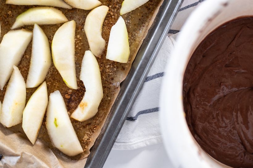 Obrátený hruškový koláč zo špaldovej múky