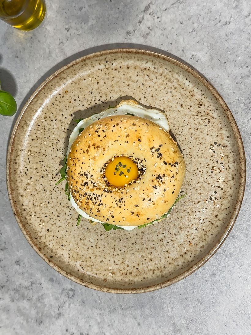 Domácí bagel s vajíčkem