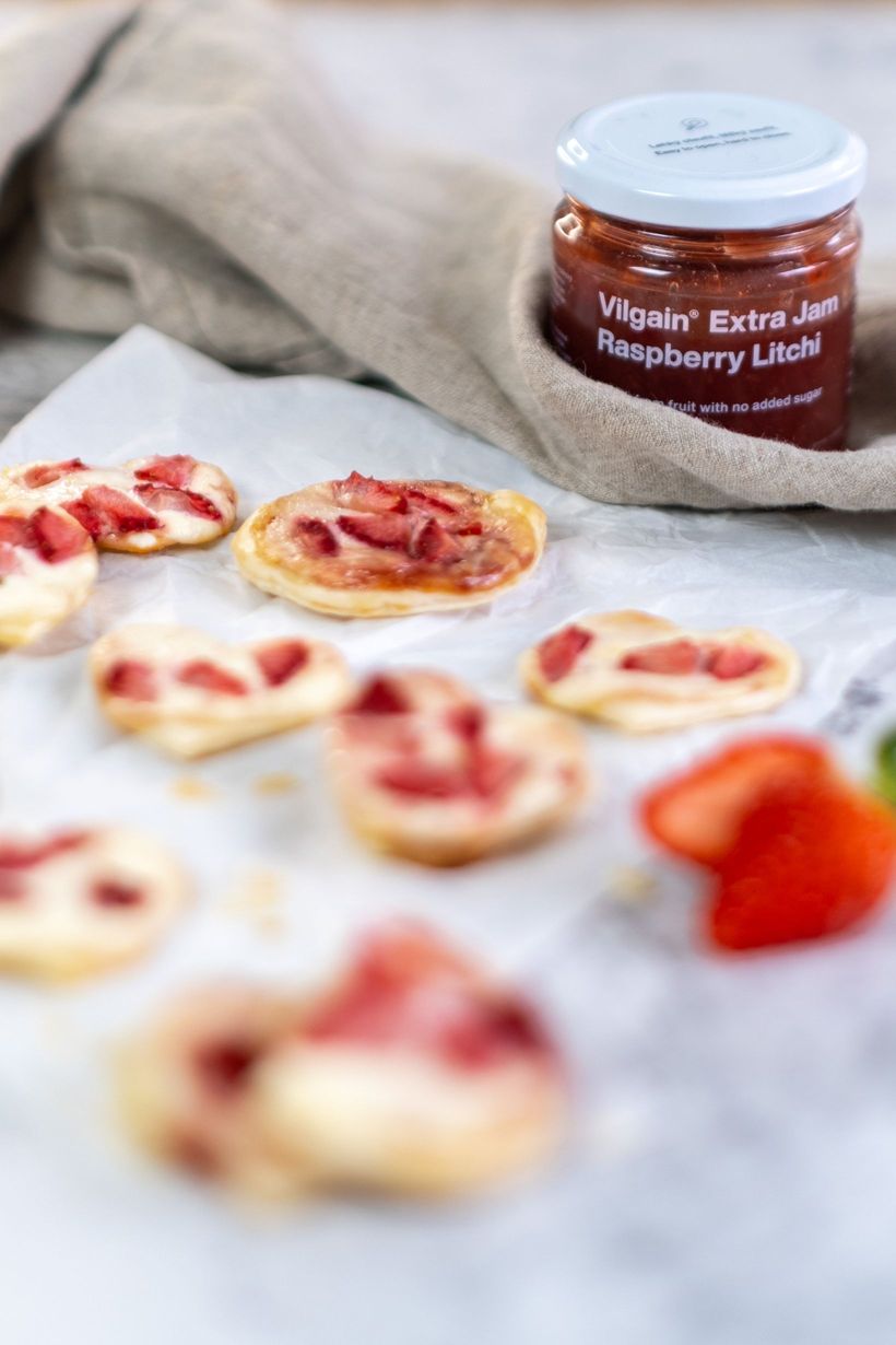 Jahodová srdíčka z listového těsta s tvarohem