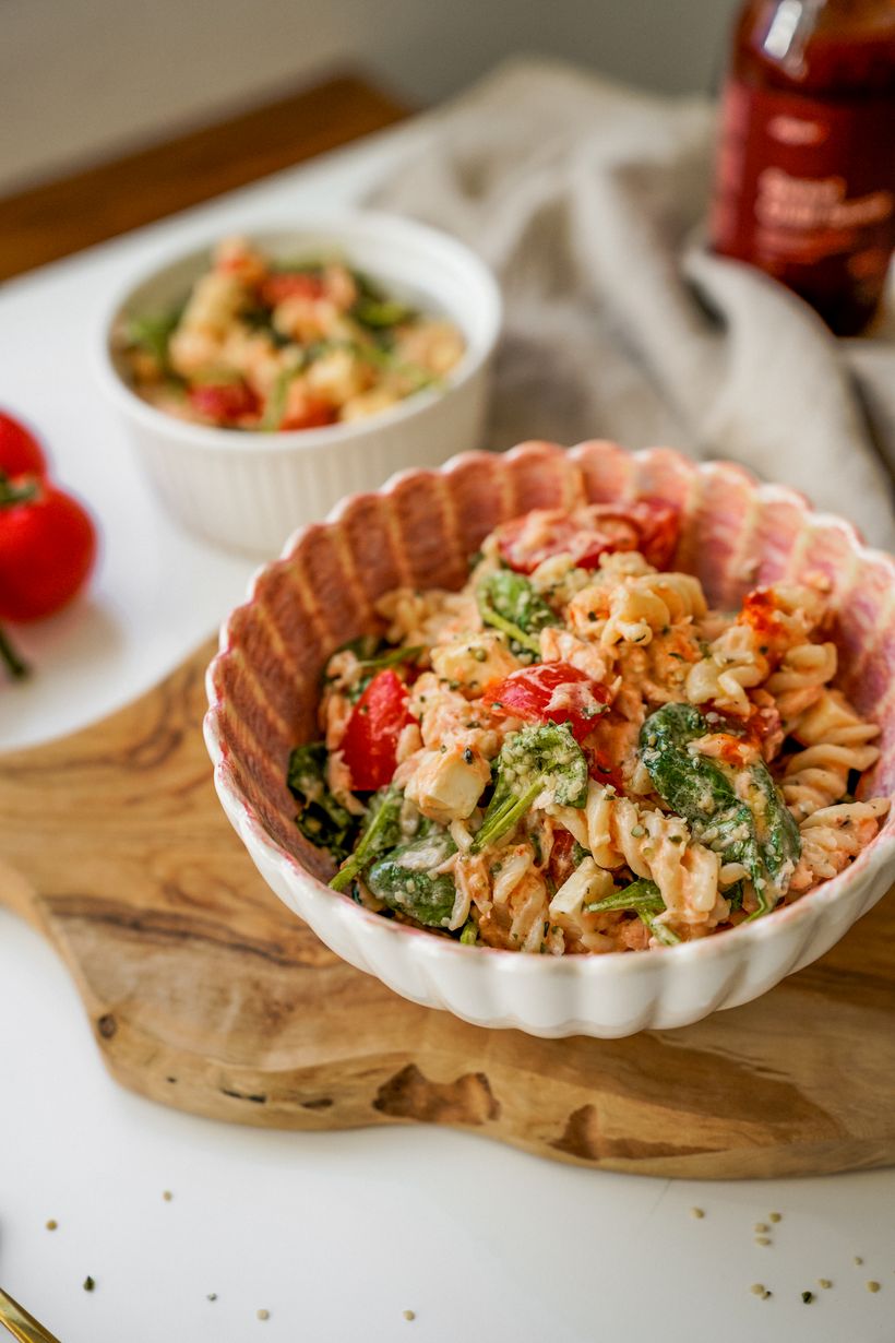 Teplý těstovinový salát s pečeným lososem a fetou