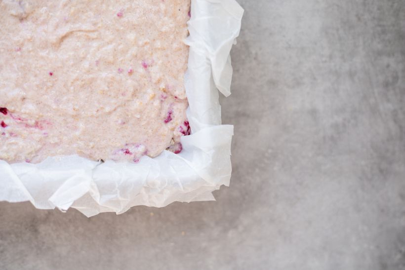 Nadýchaný jogurtový koláč s lesním ovocem a ovesnou drobenkou