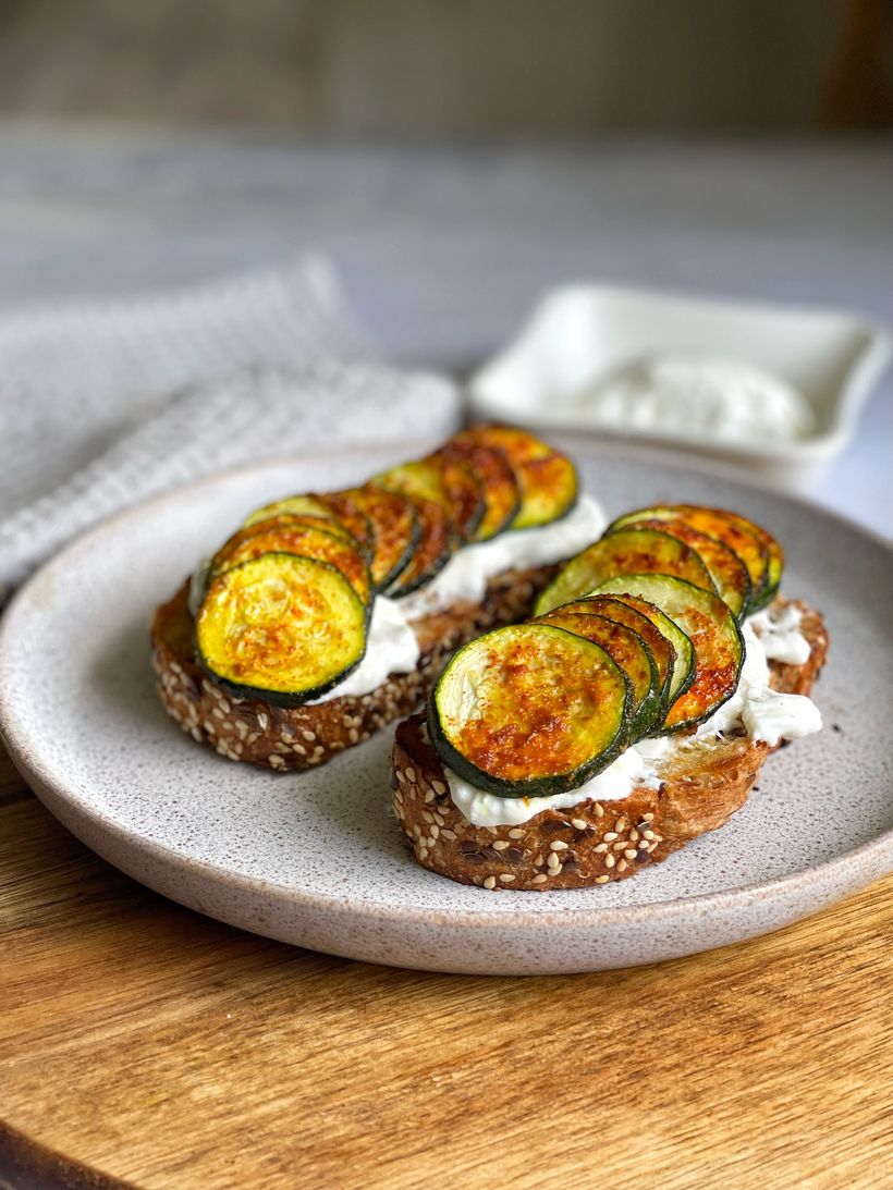 Toast s pečenou cuketou a burratou