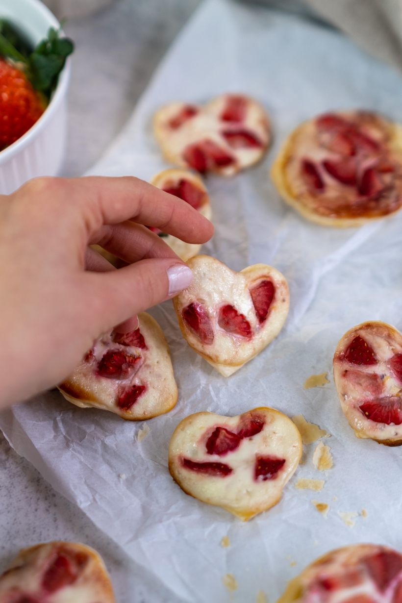 Jahodová srdíčka z listového těsta s tvarohem