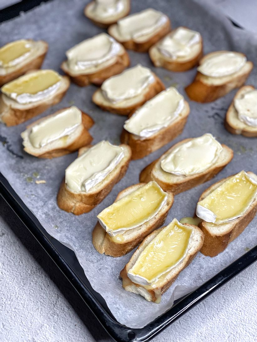 Bruschetta s hermelínem a brusinkami