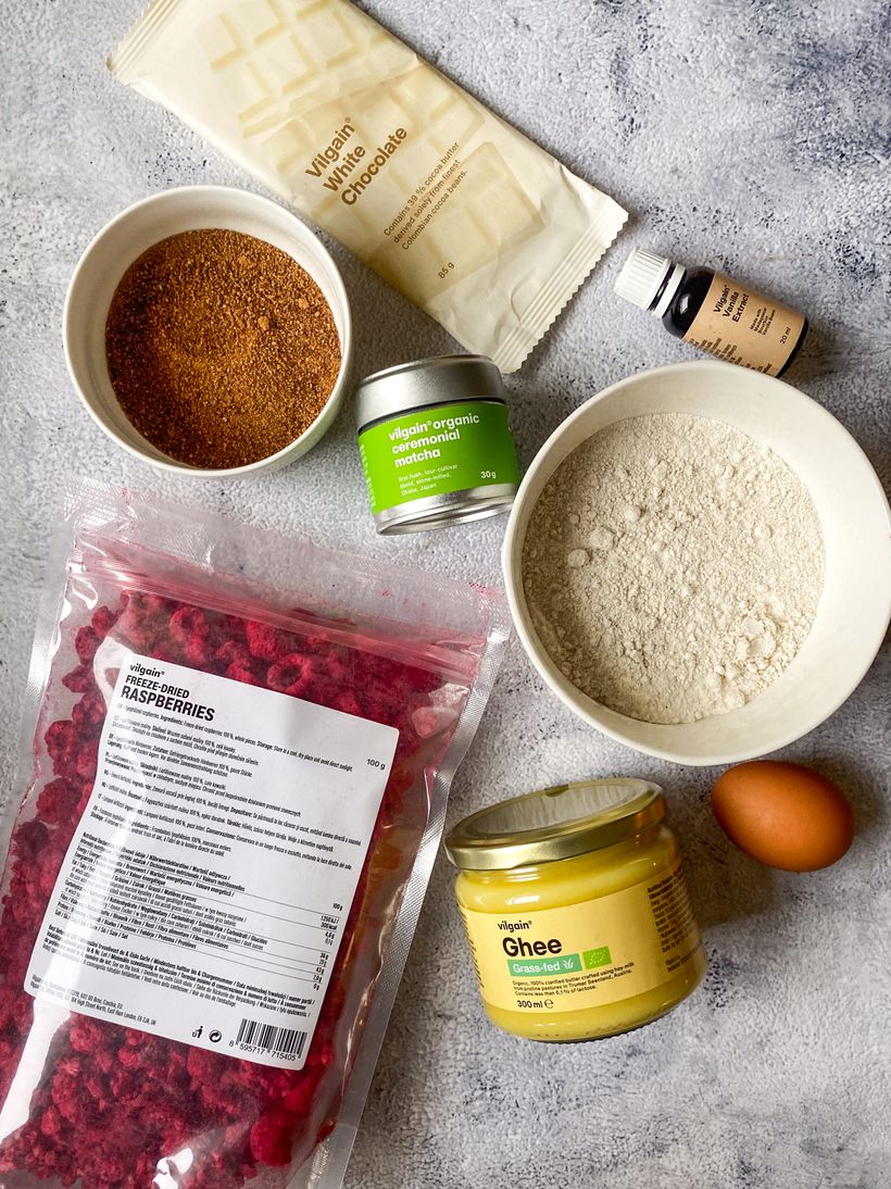 Matcha-Kekse mit Himbeeren und weißer Schokolade