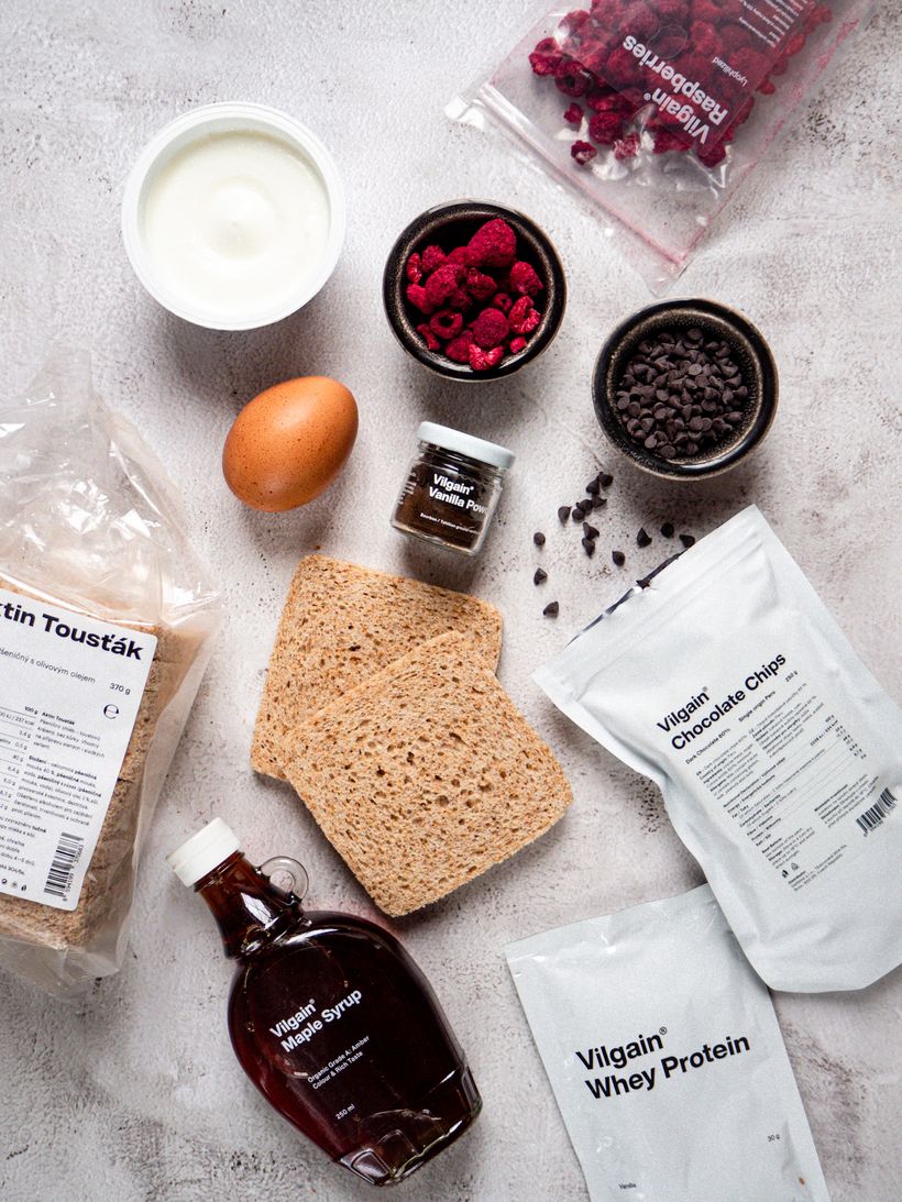 Sladké zapečené toasty s čokoládou a malinami