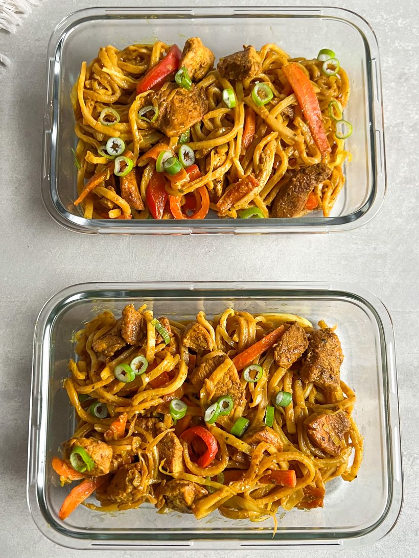 Udon nudle s kuřecím masem a zeleninou