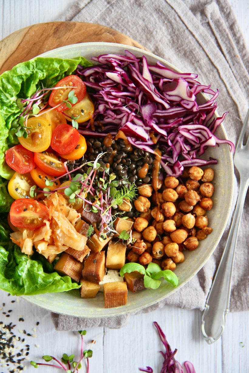 Vegánsky Buddha Bowl s arašidovou zálievkou