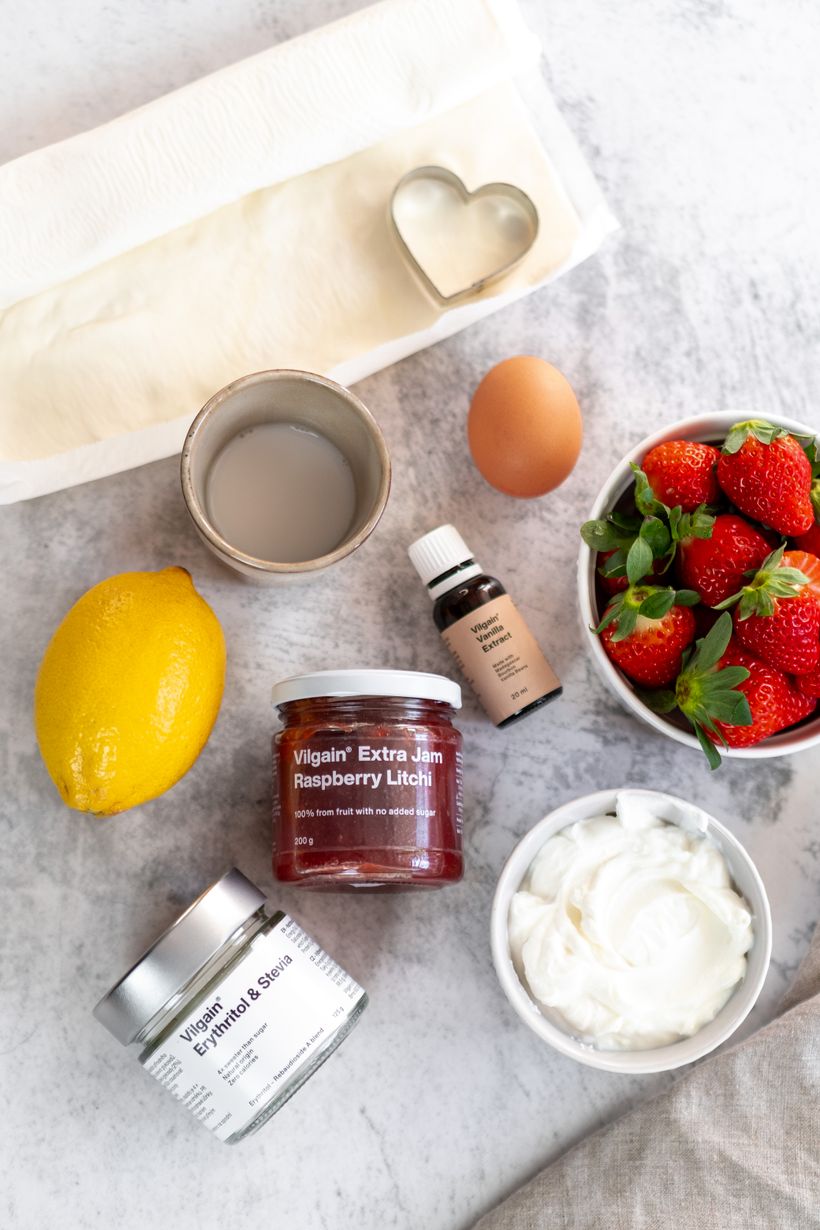 Jahodová srdíčka z listového těsta s tvarohem