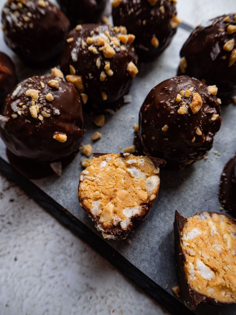 Chrumkavé arašidové guľky s čokoládou