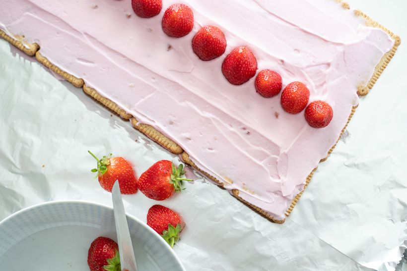 Pyramidenkuchen mit Quark und Erdbeeren